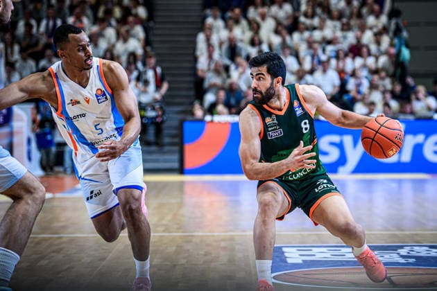 easycredit BBL Basketball Bundesliga 2025 2026 31. Spieltag 25.04.2026 Science City Jena vs VET-CONCEPT Gladiators Trier v.re. am Ball Behnam Yakhchali (Trier) gegen Chris Carter (Jena) Sparkassen Arena
