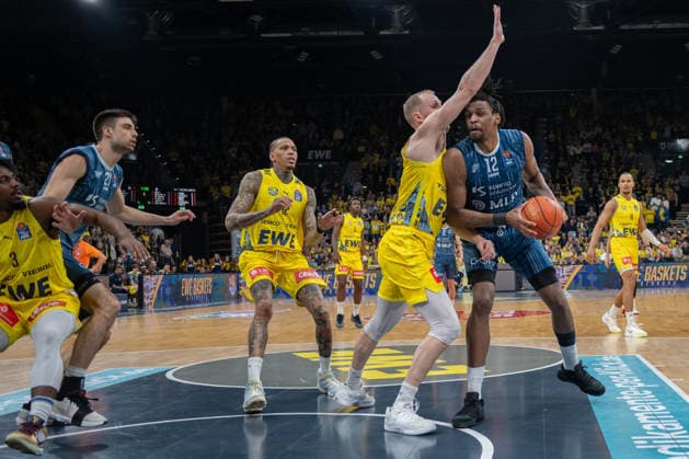 GER, Basketball, easy Credit- BBL, EWE Baskets Oldenburg vs MHP Academics Heidelberg 25.04.2026, EWE Arena, Oldenburg, GER, easy Credit-BBL, EWE Baskets Oldenburg vs MLP Academics Heidelberg, im Bild Osun OSUNNIYI ( MLP Academics Heidelberg 12 ) Seth HINRICHS ( EWE Baskets Oldenburg 21 ) Michale KYSER ( EWE Baskets Oldenburg 12 ) Mateo SERIC ( MLP Academics Heidelberg 21 )