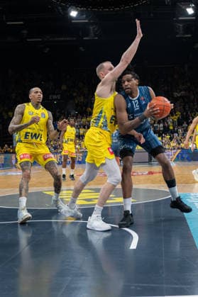 GER, Basketball, easy Credit- BBL, EWE Baskets Oldenburg vs MHP Academics Heidelberg 25.04.2026, EWE Arena, Oldenburg, GER, easy Credit-BBL, EWE Baskets Oldenburg vs MLP Academics Heidelberg, im Bild Osun OSUNNIYI ( MLP Academics Heidelberg 12 ) Seth HINRICHS ( EWE Baskets Oldenburg 21 ) Michale KYSER ( EWE Baskets Oldenburg 12 )