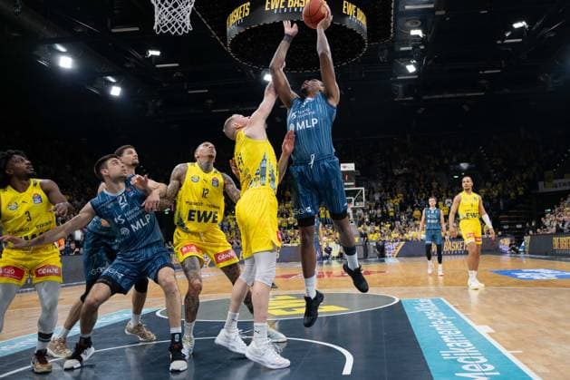 GER, Basketball, easy Credit- BBL, EWE Baskets Oldenburg vs MHP Academics Heidelberg 25.04.2026, EWE Arena, Oldenburg, GER, easy Credit-BBL, EWE Baskets Oldenburg vs MLP Academics Heidelberg, im Bild Osun OSUNNIYI ( MLP Academics Heidelberg 12 ) Seth HINRICHS ( EWE Baskets Oldenburg 21 ) Michale KYSER ( EWE Baskets Oldenburg 12 ) Mateo SERIC ( MLP Academics Heidelberg 21 )