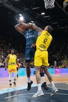 GER, Basketball, easy Credit- BBL, EWE Baskets Oldenburg vs MHP Academics Heidelberg 25.04.2026, EWE Arena, Oldenburg, GER, easy Credit-BBL, EWE Baskets Oldenburg vs MLP Academics Heidelberg, im Bild Osun OSUNNIYI ( MLP Academics Heidelberg 12 ) Michale KYSER ( EWE Baskets Oldenburg 12 )