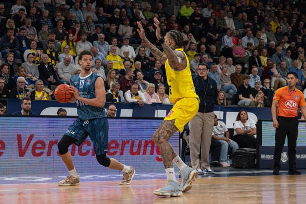 GER, Basketball, easy Credit- BBL, EWE Baskets Oldenburg vs MHP Academics Heidelberg 25.04.2026, EWE Arena, Oldenburg, GER, easy Credit-BBL, EWE Baskets Oldenburg vs MLP Academics Heidelberg, im Bild Samuell WILLIAMSON ( MLP Academics Heidelberg 10 ) Michale KYSER ( EWE Baskets Oldenburg 12 )