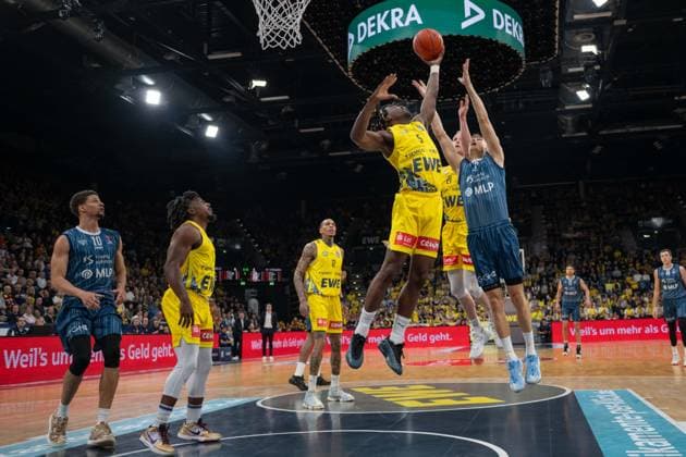 GER, Basketball, easy Credit- BBL, EWE Baskets Oldenburg vs MHP Academics Heidelberg 25.04.2026, EWE Arena, Oldenburg, GER, easy Credit-BBL, EWE Baskets Oldenburg vs MLP Academics Heidelberg, im Bild Ralph HOUNNOU ( EWE Baskets Oldenburg 5 ) Niklas WÜRZNER WUERZNER ( MLP Academics Heidelberg 2 ) Seth HINRICHS ( EWE Baskets Oldenburg 21 ) Michale KYSER ( EWE Baskets Oldenburg 12 ) Chris CLEMONS ( EWE Baskets Oldenburg 3 ) Samuell WILLIAMSON ( MLP Academics Heidelberg 10 )