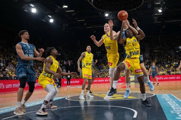 GER, Basketball, easy Credit- BBL, EWE Baskets Oldenburg vs MHP Academics Heidelberg 25.04.2026, EWE Arena, Oldenburg, GER, easy Credit-BBL, EWE Baskets Oldenburg vs MLP Academics Heidelberg, im Bild Ralph HOUNNOU ( EWE Baskets Oldenburg 5 ) Niklas WÜRZNER WUERZNER ( MLP Academics Heidelberg 2 ) Seth HINRICHS ( EWE Baskets Oldenburg 21 ) Michale KYSER ( EWE Baskets Oldenburg 12 ) Chris CLEMONS ( EWE Baskets Oldenburg 3 ) Samuell WILLIAMSON ( MLP Academics Heidelberg 10 )