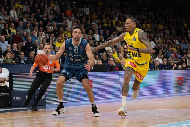 GER, Basketball, easy Credit- BBL, EWE Baskets Oldenburg vs MHP Academics Heidelberg 25.04.2026, EWE Arena, Oldenburg, GER, easy Credit-BBL, EWE Baskets Oldenburg vs MLP Academics Heidelberg, im Bild Mateo SERIC ( MLP Academics Heidelberg 21 ) Michale KYSER ( EWE Baskets Oldenburg 12 )
