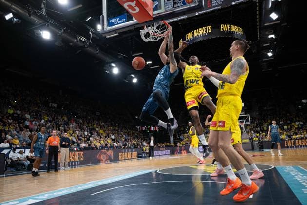GER, Basketball, easy Credit- BBL, EWE Baskets Oldenburg vs MHP Academics Heidelberg 25.04.2026, EWE Arena, Oldenburg, GER, easy Credit-BBL, EWE Baskets Oldenburg vs MLP Academics Heidelberg, im Bild Marcel KEßEN KESZEN ( MLP Academics Heidelberg 15 ) Dakarai TUCKER ( EWE Baskets Oldenburg 7 )