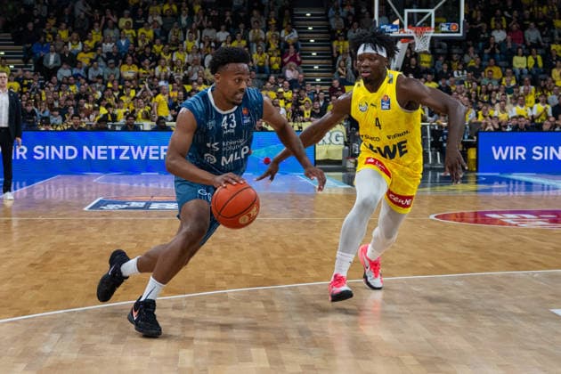 GER, Basketball, easy Credit- BBL, EWE Baskets Oldenburg vs MHP Academics Heidelberg 25.04.2026, EWE Arena, Oldenburg, GER, easy Credit-BBL, EWE Baskets Oldenburg vs MLP Academics Heidelberg, im Bild Eric REED Jr. ( MLP Academics Heidelberg 43 ) Brain FOBBS ( EWE Baskets Oldenburg 4 )