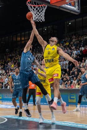 GER, Basketball, easy Credit- BBL, EWE Baskets Oldenburg vs MHP Academics Heidelberg 25.04.2026, EWE Arena, Oldenburg, GER, easy Credit-BBL, EWE Baskets Oldenburg vs MLP Academics Heidelberg, im Bild Filip STANIC ( EWE Baskets Oldenburg 65 ) Marcel KEßEN KESZEN ( MLP Academics Heidelberg 15 )