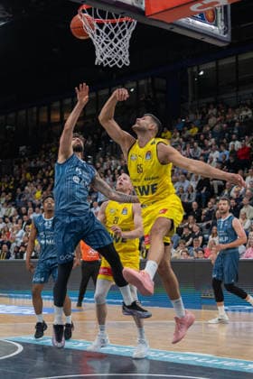 GER, Basketball, easy Credit- BBL, EWE Baskets Oldenburg vs MHP Academics Heidelberg 25.04.2026, EWE Arena, Oldenburg, GER, easy Credit-BBL, EWE Baskets Oldenburg vs MLP Academics Heidelberg, im Bild Filip STANIC ( EWE Baskets Oldenburg 65 ) Marcel KEßEN KESZEN ( MLP Academics Heidelberg 15 )
