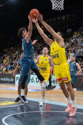 GER, Basketball, easy Credit- BBL, EWE Baskets Oldenburg vs MHP Academics Heidelberg 25.04.2026, EWE Arena, Oldenburg, GER, easy Credit-BBL, EWE Baskets Oldenburg vs MLP Academics Heidelberg, im Bild Filip STANIC ( EWE Baskets Oldenburg 65 ) Marcel KEßEN KESZEN ( MLP Academics Heidelberg 15 )