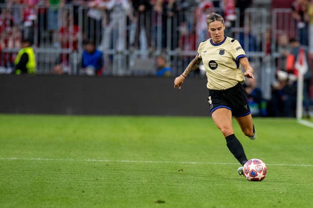 Maria Leon (4 Barcelona) in Aktion beim UEFA Womens Champions League Spiel FC Bayern München - FC Barcelona, Barca am 25.04.2026. München Allianz Arena Bayern Deutschland