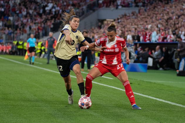 Patri Guijarro (12 Barcelona) und Arianna Caruso (27 Bayern) in Aktion beim UEFA Womens Champions League Spiel FC Bayern München - FC Barcelona, Barca am 25.04.2026. München Allianz Arena Bayern Deutschland