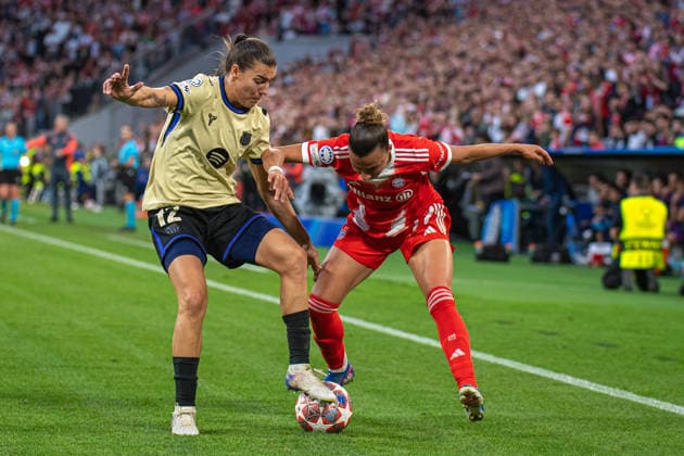Patri Guijarro (12 Barcelona) und Arianna Caruso (27 Bayern) in Aktion beim UEFA Womens Champions League Spiel FC Bayern München - FC Barcelona, Barca am 25.04.2026. München Allianz Arena Bayern Deutschland