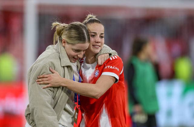 GER, München, Bayern München vs FC Barcelona, Barca Women s Champions League, Fussball, UEFA, Spielzeit 2025 2026, Allianz Arena, Halbfinale, Hinspiel im Bild v.l.: Alara Åžehitler (Bayern München 14) und Giulia Gwinn (Bayern München 7) nach dem Spiel DFB DFL REGULATIONS PROHIBIT ANY USE OF PHOTOGRAPHS AS IMAGE SEQUENCES AND OR QUASI-VIDEO, 25.04.2026 Copyright: HMBxMedia HendrikxHamelau