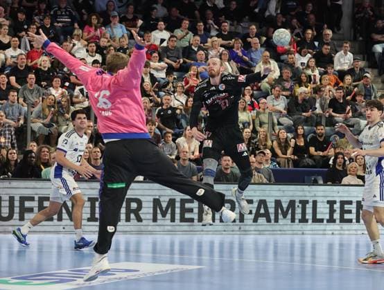 25.04.2026 - Handball - 1. Bundesliga DAIKIN HBL - Saison 2025 2026 - 29. Spieltag: HC Erlangen Metropolregion Nürnberg HCE - Handball Verein Hamburg - DaMa - xdaxmax - Robin Haug (16, Handball Sport Verein Hamburg ) Antonio Metzner (27, HC Erlangen HCE )