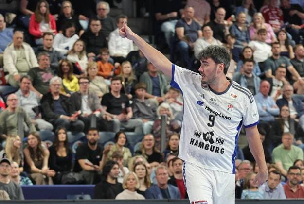 25.04.2026 - Handball - 1. Bundesliga DAIKIN HBL - Saison 2025 2026 - 29. Spieltag: HC Erlangen Metropolregion Nürnberg HCE - Handball Verein Hamburg - DaMa - xdaxmax - Jacob Arenth Lassen (9, Handball Sport Verein Hamburg ) zeigt an gestikuliert dirigiert gibt Anweisungen - Daumen hoch Daumen nach oben