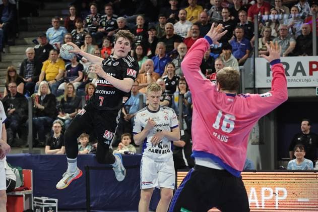 25.04.2026 - Handball - 1. Bundesliga DAIKIN HBL - Saison 2025 2026 - 29. Spieltag: HC Erlangen Metropolregion Nürnberg HCE - Handball Verein Hamburg - DaMa - xdaxmax - Yannik Bialowas (7, HC Erlangen HCE ) Robin Haug (16, Handball Sport Verein Hamburg )