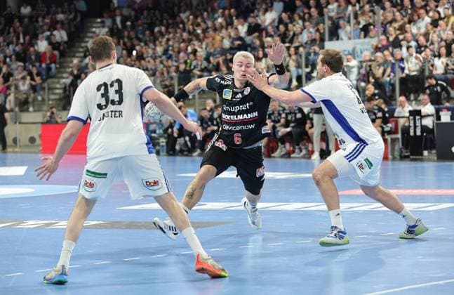 25.04.2026 - Handball - 1. Bundesliga DAIKIN HBL - Saison 2025 2026 - 29. Spieltag: HC Erlangen Metropolregion Nürnberg HCE - Handball Verein Hamburg - DaMa - xdaxmax - Moritz Sauter (33, Handball Sport Verein Hamburg ) Marek Nissen (6, HC Erlangen HCE ) Niklas Weller (13, Handball Sport Verein Hamburg )