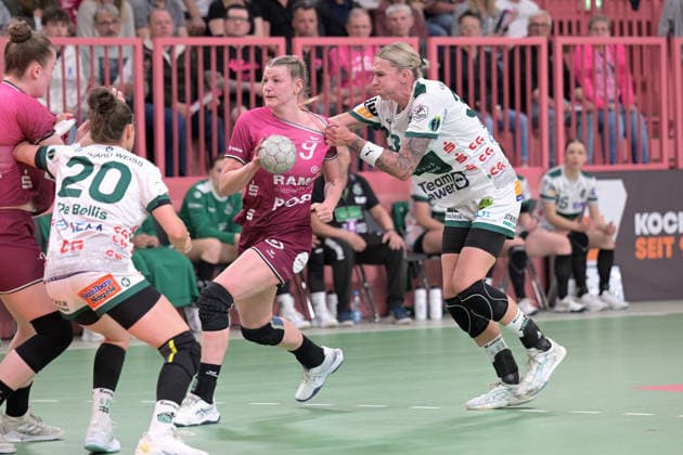 Naina Klein (TusSies Metzingen, 09) am mit Ball gegen Luisa Schulze (FrischAuf Goeppingen, 33) TusSies Metzingen vs. FrischAuf Goeppingen , Handball, Alsco HBF, 2. Play-Off Ligaspieltag, Saison 2025 2026, 25.04.2026 TusSies Metzingen vs. FrischAuf Goeppingen , Handball, Alsco HBF, 2. Play-Off Ligaspieltag, Saison 2025 2026, 25.04.2026 Tuebingen Copyright: xEibner-Pressefoto TobiasxBaurx EP_TBR