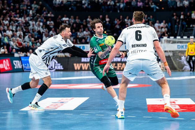 25.04.2026, xdobgx, Handball Daikin HBL, THW Kiel - SC DHfK Leipzig v.l. Domagoj Duvnjak (Kiel, 4), lDean BombaÄ (SC DHfK Leipzig Verein, 67)am Ball, plays the ball, Harald Reinkind (Kiel, 6) Kiel