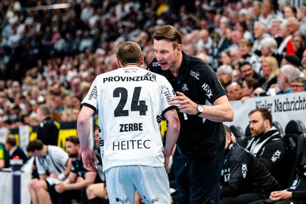 25.04.2026, xdobgx, Handball Daikin HBL, THW Kiel - SC DHfK Leipzig v.l. Lukas Zerbe (Kiel, 24), Filip Jicha (Kiel, Trainer) gibt Anweisungen, gestikuliert mit den Armen, gesticulate, gives instructions Kiel