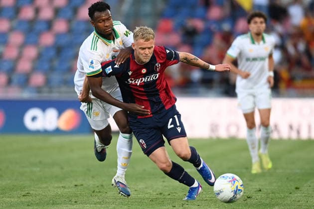 CALCIO - Serie A - Bologna FC vs AS Roma Jens Odgaard (Bologna Fc) hindered by Ndicka Evan (As Roma) during Bologna FC vs AS Roma, Italian soccer Serie A match in Bologna, Italy, April 25 2026 Bologna Italy  Copyright: xIPAxSport ABACAx