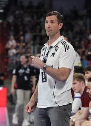 25.04.2026 - Handball - 1. Bundesliga DAIKIN HBL - Saison 2025 2026 - 29. Spieltag: HC Erlangen Metropolregion Nürnberg HCE - Handball Verein Hamburg - DaMa - xdaxmax - Torsten Jansen ( Trainer Handball Sport Verein Hamburg ) zeigt an gestikuliert dirigiert gibt Anweisungen