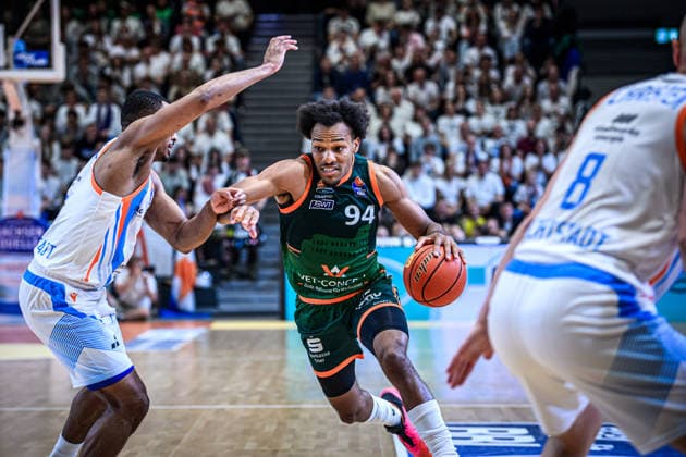 easycredit BBL Basketball Bundesliga 2025 2026 31. Spieltag 25.04.2026 Science City Jena vs VET-CONCEPT Gladiators Trier George King (Trier) am Ball gegen Chris Carter (Jena) Sparkassen Arena