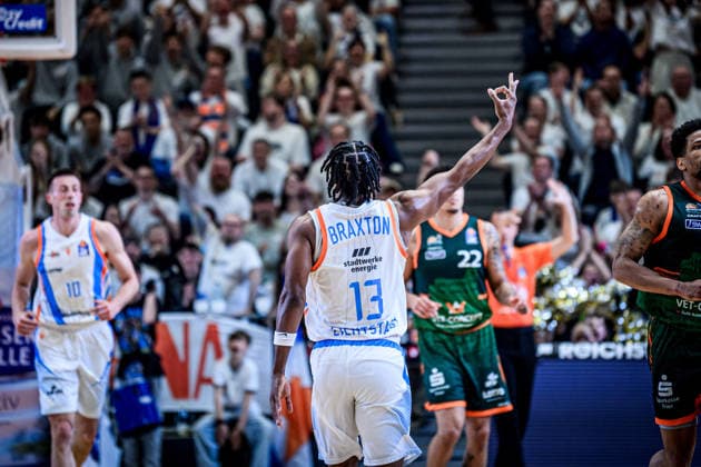 easycredit BBL Basketball Bundesliga 2025 2026 31. Spieltag 25.04.2026 Science City Jena vs VET-CONCEPT Gladiators Trier Keith Braxton (Jena) Jubel über 3er Sparkassen Arena