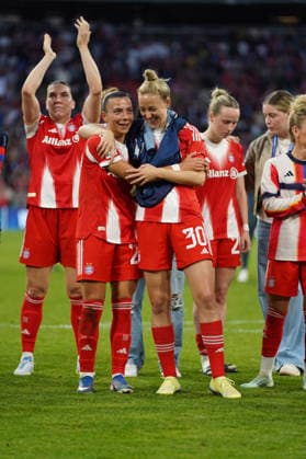 Arianna Caruso (27 Bayern) und Carolin Simon (30 FC Bayern) nach dem UEFA Womens Champions League Spiel FC Bayern München - FC Barcelona, Barca am 25.04.2026. München Allianz Arena Bayern Deutschland