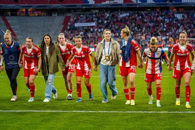 Vanessa Gilles (2 Bayern) , Jovana Damnjanovic (9 Bayern) , Franziska Kett (20 Bayern) , Arianna Caruso (27 Bayern) , Alara Sehitler (14 Bayern) , Carolin Simon (30 FC Bayern) , Linda Dallmann (10 FC Bayern) und Giulia Gwinn (7 FC Bayern) feiern mit den Fans dem UEFA Womens Champions League Spiel FC Bayern München - FC Barcelona, Barca am 25.04.2026. München Allianz Arena Bayern Deutschland