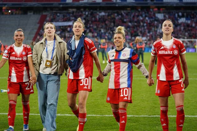 Die Spielerinnen des FC Bayern Arianna Caruso (27 Bayern) , Alara Sehitler (14 Bayern) , Carolin Simon (30 FC Bayern) , Linda Dallmann (10 FC Bayern) , Giulia Gwinn (7 FC Bayern) feiern mit den Fans nach dem UEFA Womens Champions League Spiel FC Bayern München - FC Barcelona, Barca am 25.04.2026. München Allianz Arena Bayern Deutschland