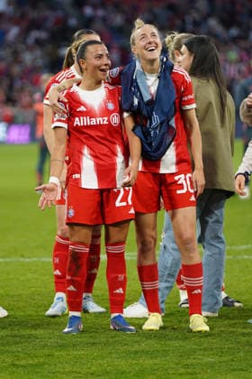 Arianna Caruso (27 Bayern) und Carolin Simon (30 FC Bayern) nach dem UEFA Womens Champions League Spiel FC Bayern München - FC Barcelona, Barca am 25.04.2026. München Allianz Arena Bayern Deutschland