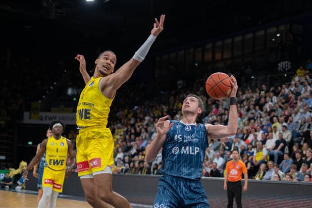 GER, Basketball, easy Credit- BBL, EWE Baskets Oldenburg vs MHP Academics Heidelberg 25.04.2026, EWE Arena, Oldenburg, GER, easy Credit-BBL, EWE Baskets Oldenburg vs MLP Academics Heidelberg, im Bild Ryan MIKESELL ( MLP Academics Heidelberg 33 ) Nicholas TISCHLER ( EWE Baskets Oldenburg 11 )