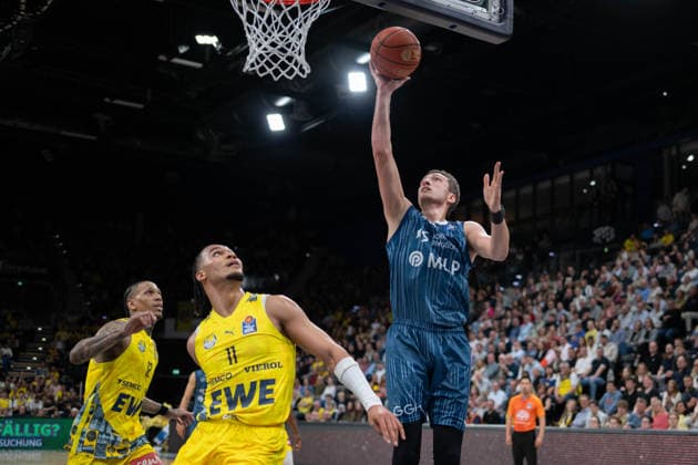 GER, Basketball, easy Credit- BBL, EWE Baskets Oldenburg vs MHP Academics Heidelberg 25.04.2026, EWE Arena, Oldenburg, GER, easy Credit-BBL, EWE Baskets Oldenburg vs MLP Academics Heidelberg, im Bild Ryan MIKESELL ( MLP Academics Heidelberg 33 ) Nicholas TISCHLER ( EWE Baskets Oldenburg 11 ) Michale KYSER ( EWE Baskets Oldenburg 12 )