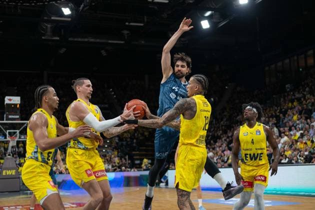 GER, Basketball, easy Credit- BBL, EWE Baskets Oldenburg vs MHP Academics Heidelberg 25.04.2026, EWE Arena, Oldenburg, GER, easy Credit-BBL, EWE Baskets Oldenburg vs MLP Academics Heidelberg, im Bild Nicholas TISCHLER ( EWE Baskets Oldenburg 11 ) Tomislav ZUBCIC ( EWE Baskets Oldenburg 33 ) Marcel KEßEN KESZEN ( MLP Academics Heidelberg 15 ) Michale KYSER ( EWE Baskets Oldenburg 12 ) Brain FOBBS ( EWE Baskets Oldenburg 4 )