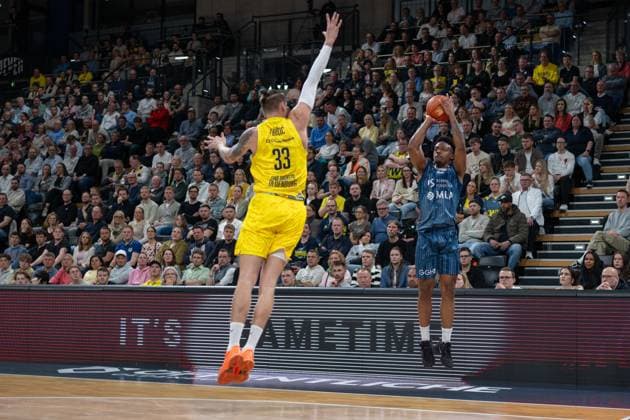 GER, Basketball, easy Credit- BBL, EWE Baskets Oldenburg vs MHP Academics Heidelberg 25.04.2026, EWE Arena, Oldenburg, GER, easy Credit-BBL, EWE Baskets Oldenburg vs MLP Academics Heidelberg, im Bild Eric REED Jr. ( MLP Academics Heidelberg 43 ) Tomislav ZUBCIC ( EWE Baskets Oldenburg 33 )