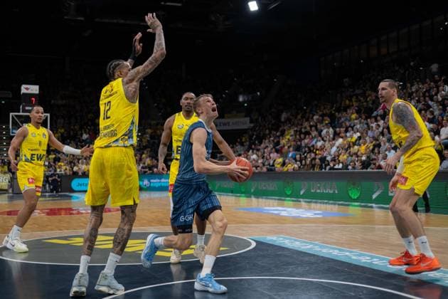 GER, Basketball, easy Credit- BBL, EWE Baskets Oldenburg vs MHP Academics Heidelberg 25.04.2026, EWE Arena, Oldenburg, GER, easy Credit-BBL, EWE Baskets Oldenburg vs MLP Academics Heidelberg, im Bild Niklas WÜRZNER WUERZNER ( MLP Academics Heidelberg 2 ) Michale KYSER ( EWE Baskets Oldenburg 12 ) Tomislav ZUBCIC ( EWE Baskets Oldenburg 33 ) Nicholas TISCHLER ( EWE Baskets Oldenburg 11 )
