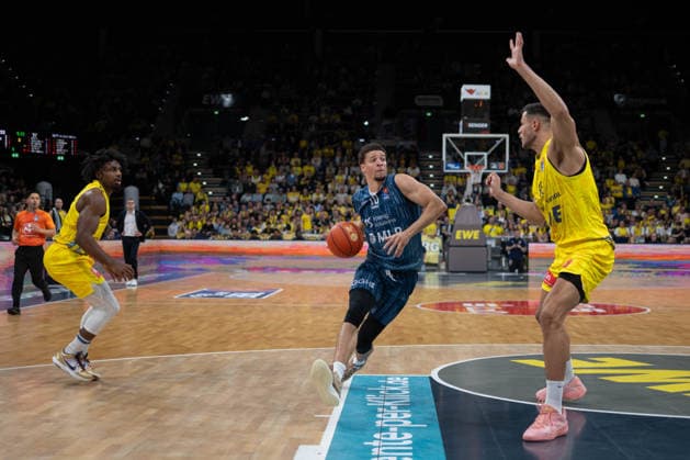 GER, Basketball, easy Credit- BBL, EWE Baskets Oldenburg vs MHP Academics Heidelberg 25.04.2026, EWE Arena, Oldenburg, GER, easy Credit-BBL, EWE Baskets Oldenburg vs MLP Academics Heidelberg, im Bild Samuell WILLIAMSON ( MLP Academics Heidelberg 10 ) Filip STANIC ( EWE Baskets Oldenburg 65 ) Chris CLEMONS ( EWE Baskets Oldenburg 3 )