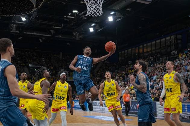 GER, Basketball, easy Credit- BBL, EWE Baskets Oldenburg vs MHP Academics Heidelberg 25.04.2026, EWE Arena, Oldenburg, GER, easy Credit-BBL, EWE Baskets Oldenburg vs MLP Academics Heidelberg, im Bild Eric REED Jr. ( MLP Academics Heidelberg 43 ) Chris CLEMONS ( EWE Baskets Oldenburg 3 ) Marcel KEßEN KESZEN ( MLP Academics Heidelberg 15 ) Brain FOBBS ( EWE Baskets Oldenburg 4 )