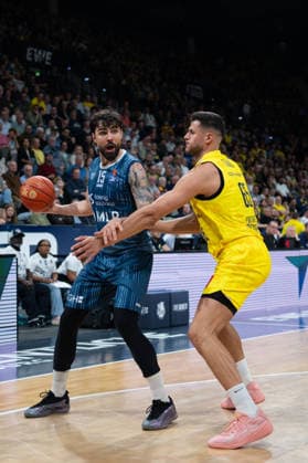 GER, Basketball, easy Credit- BBL, EWE Baskets Oldenburg vs MHP Academics Heidelberg 25.04.2026, EWE Arena, Oldenburg, GER, easy Credit-BBL, EWE Baskets Oldenburg vs MLP Academics Heidelberg, im Bild Marcel KEßEN KESZEN ( MLP Academics Heidelberg 15 ) Filip STANIC ( EWE Baskets Oldenburg 65 )