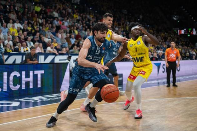 GER, Basketball, easy Credit- BBL, EWE Baskets Oldenburg vs MHP Academics Heidelberg 25.04.2026, EWE Arena, Oldenburg, GER, easy Credit-BBL, EWE Baskets Oldenburg vs MLP Academics Heidelberg, im Bild Marcel KEßEN KESZEN ( MLP Academics Heidelberg 15 ) Filip STANIC ( EWE Baskets Oldenburg 65 ) Brain FOBBS ( EWE Baskets Oldenburg 4 )