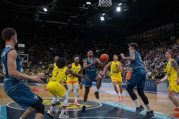 GER, Basketball, easy Credit- BBL, EWE Baskets Oldenburg vs MHP Academics Heidelberg 25.04.2026, EWE Arena, Oldenburg, GER, easy Credit-BBL, EWE Baskets Oldenburg vs MLP Academics Heidelberg, im Bild Eric REED Jr. ( MLP Academics Heidelberg 43 ) Chris CLEMONS ( EWE Baskets Oldenburg 3 ) Marcel KEßEN KESZEN ( MLP Academics Heidelberg 15 ) Brain FOBBS ( EWE Baskets Oldenburg 4 )