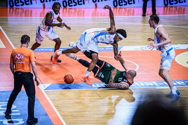 easycredit BBL Basketball Bundesliga 2025 2026 31. Spieltag 25.04.2026 Science City Jena vs VET-CONCEPT Gladiators Trier Kampf um den Ball. Maik Zirbes (Trier) am Boden gegen Javon Franklin (Jena) Sparkassen Arena