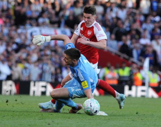 Football - 2025 2026 Premier League - Arsenal vs. Newcastle United - Emirates Stadium - Saturday 25th April 2026 Newcastle goalkeeper, Nick Pope fouls Viktor Gyokeres of Arsenal outside the box which resulted in a yellow card 
