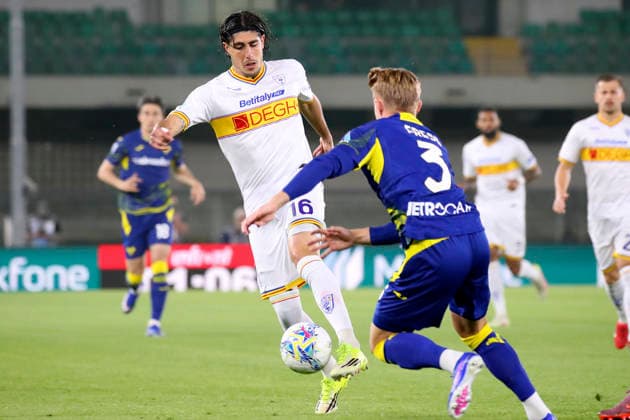Lecce™s Omri Gandelman , Verona™s Martin Frese during the Serie A soccer match between Hellas Verona and Lecce at the Bentegodi Stadium in Verona, north west Italy - Saturday , April 25 , 2026. - Soccer .  Copyright: xPaolaxGarbuio Lapressex