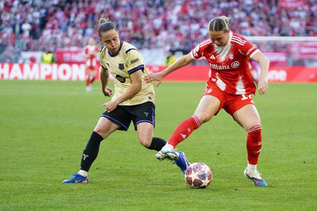 Ona Batlle (22 Barcelona) und Klara Bühl (17 FC Bayern) in Aktion beim UEFA Womens Champions League Spiel FC Bayern München - FC Barcelona, Barca am 25.04.2026. München Allianz Arena Bayern Deutschland