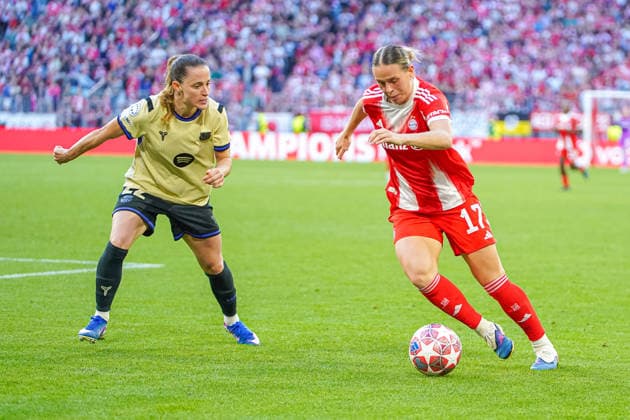 Ona Batlle (22 Barcelona) und Klara Bühl (17 FC Bayern) in Aktion beim UEFA Womens Champions League Spiel FC Bayern München - FC Barcelona, Barca am 25.04.2026. München Allianz Arena Bayern Deutschland