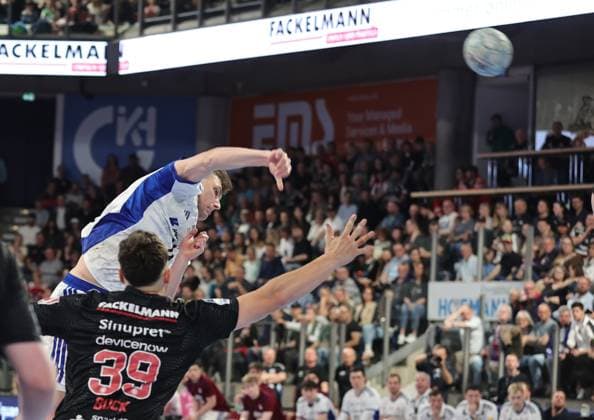 25.04.2026 - Handball - 1. Bundesliga DAIKIN HBL - Saison 2025 2026 - 29. Spieltag: HC Erlangen Metropolregion Nürnberg HCE - Handball Verein Hamburg - DaMa - xdaxmax - Nicolaj Jorgensen Jörgensen (11, Handball Sport Verein Hamburg ) Tobias Buck (39, HC Erlangen HCE )