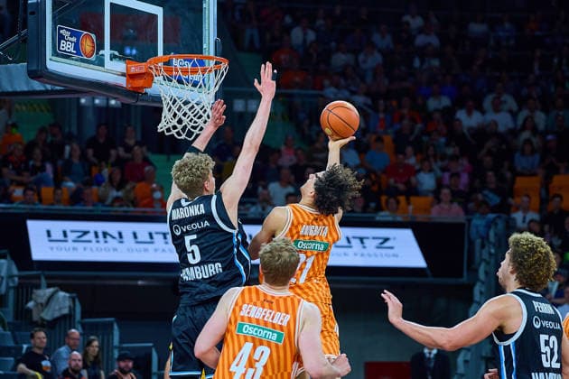 Zweikampf, Duell zwischen Zsombor Maronka (Veolia Towers Hamburg, 05) und Alec Anigbata (ratiopharm ulm, 21) GER, ratiopharm ulm vs. Veolia Towers Hamburg, Basketball, 31. Spieltag, EasyCredit BBL, Spielzeit 2025 2026, 25.04.2026 GER, ratiopharm ulm vs. Veolia Towers Hamburg, Basketball, 31. Spieltag, EasyCredit BBL, Spielzeit 2025 2026, 25.04.2026 Neu-Ulm Copyright: xEibner-Pressefoto GeraldxOelze-dexStoppanyx EP_ODS